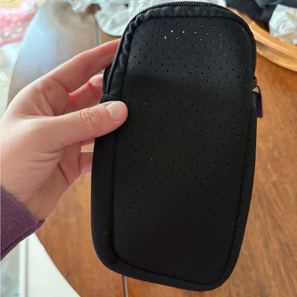 Compact Black Belt Bag with Sleek Design - Picture 2 of 3